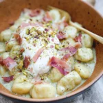 Recette-de-Gnocchi-creme-de-pistache-et-burrata-au-jambon